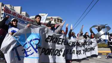 Los docentes recorrieron las calles  de General Roca. Foto Juan Thomes