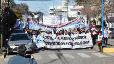 Paro docente: tras marchar en Ruta 22, las protestas finalizaron en el centro de Roca