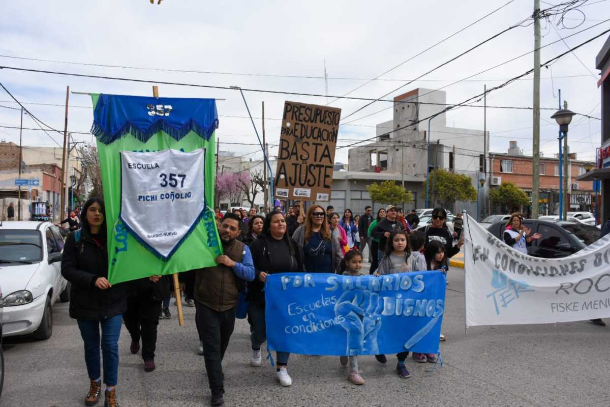 Los padres de la Escuela 357 de Roca volvieron a convocarse y marchan hacia la sede del Gobierno de Río Negro. Foto Juan Thomes.