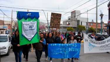 Los padres de la Escuela 357 de Roca volvieron a convocarse y marchan hacia la sede del Gobierno de Río Negro. Foto Juan Thomes.