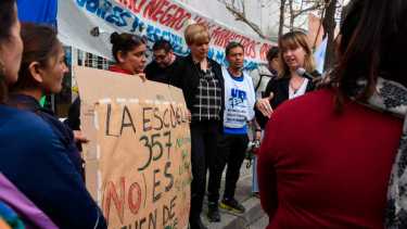 Ayer los padres se habían movilizado frente al Consejo de Educación. Foto Juan Thomes