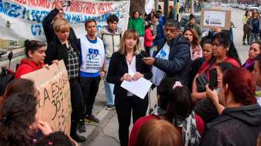 Los docentes agremiados en Unter, entregaron un petitorio a la delegada del Consejo Escolar, para exigir mayor seguridad en la zona norte de Roca. Foto Juan Thomes.