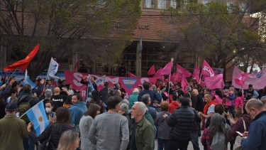  Diferentes sectores afines a la vicepresidenta se manifestaron en Roca. Foto Juan Thomes