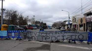 Se cumplieron 16 días de acampes frente a la Comisaría Tercera de Roca, en una de las épocas más frías del año. Foto Juan Thomes.