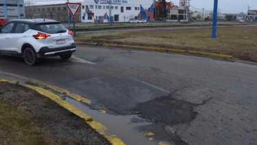 Comenzaron a tapar los baches luego de las quejas por el cráter en Ruta 22. Foto: Juan Thomes