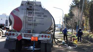 El traspaso de combustible se realizaba sin las medidas de seguridad adecuadas. Fotos Juan Thomes.