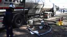 Imagen de Traspasaban combustible de un camión varado, a metros del cruce de Vintter y Ruta 22 en Roca