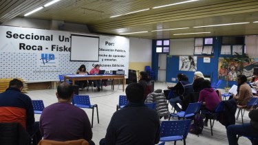 Pasadas las 18 horas comenzó en Roca el debate para discutir el incremento. Foto Juan Thomes