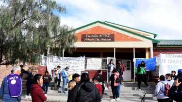 Finalmente, la reunión interdisciplinaria no realizará en la escuela y su lugar de encuentro será en el juzgado federal de Roca. Foto Juan Thomes.