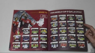 Llenar el álbum del Mundial es una de las pasiones de los argentinos, en la previa de Qatar 2022. Fotos Juan Thomes.