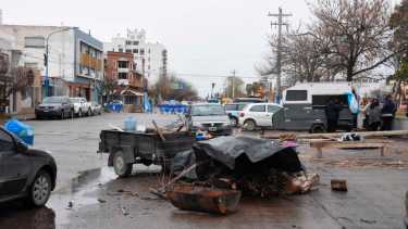 Este mediodía, los miembros del Consejo de Bienestar Policial comenzaron a levantar el piquete sobre calle 25 de Mayo, en Roca. Foto Juan Thomes.