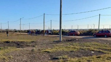 Adjudicatarios, personal del IPPV y el Municipio de Viedma presenciaron la delimitación de los terrenos. 