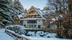 Pasaron una semana en un hotel de lujo de Bariloche y pagaron con tarjetas robadas