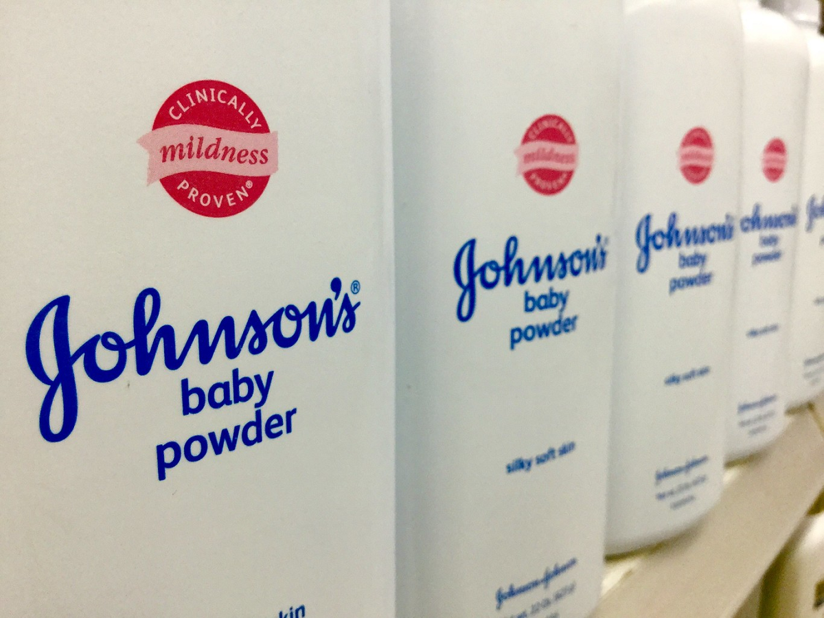 El polvo de talco para bebé Johnson’s es seguro, dijo la empresa. 