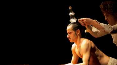 Si bien ambos compartían a Rosario como su ciudad de origen, fue en Barcelona donde elaboraron esta pieza, rica y contundente, ganadora del 36ta. Fiesta Provincial de Teatro en Neuquén, celebrado en Zapala en abril pasado. 
