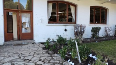 Así quedó la municipalidad de San Martín de los Andes después del enfrentamiento entre facciones de ATE. (Prensa SMA).-