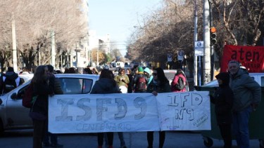 Descontarán días no trabajados a docentes de Vaca Muerta que pidieron transporte particular