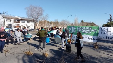 Por segundo día consecutivo, os trabajadores del hospital Bouquet Roldán cortaron la Ruta 22. (Foto Yamil Regules).-