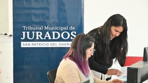 Vecinos que deciden sobre sus vecinos: ensayan el juicio por jurado para las multas en El Chañar