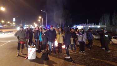 Las maestras entregaron volantes en la Ruta 7, en Centenario. (Gentileza).-