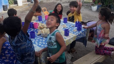 Referentes del merendero "Rayitos de Luz" de barrio Fiske Menuco están realizando una campaña solidaria para festejar el Día del Niño. Foto Gentileza.
