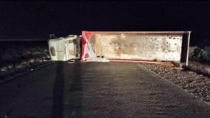 Volcó un camión en Ruta 6, en Paso Córdoba y hubo dos heridos