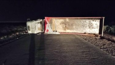 Esta madrugada, un padre y su hija volcaron sobre Ruta Provincial 6, luego de perder el control del camión en el que circulaban. Foto Gentileza.