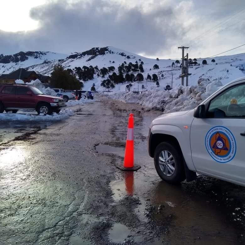 En Neuquén, hay caminos inhabilitados por la nieve. Foto: Facebook Subsecretaría de Defensa Civil y Protección Ciudadana. 