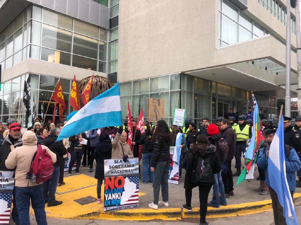 No a la base Yanki se manifestó en el hotel Hilton tras la llegada del embajador de Estados Unidos. Foto: Gentileza. 