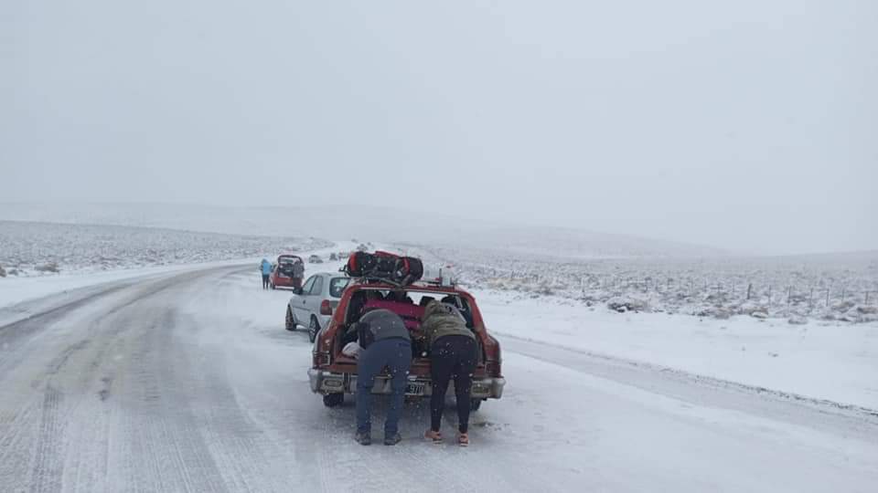 Hay equipos operando en el despeje de nieve,  en algunas rutas de Neuquén. Foto: Gentileza Facebook Subsecretaría de Defensa Civil y Protección Ciudadana. 