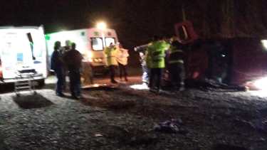 Los conductores de la camioneta roja debieron ser asistidos por los bomberos, tras quedar atrapados en el interior. Foto gentileza