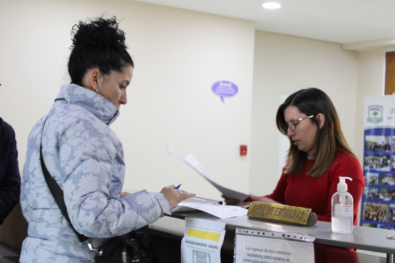 Vecinas de Valentina Norte rural entregan notas en la Legislatura (gentileza)