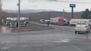 Nuevamente hay más de 100 camiones varados en Las Lajas por el cierre del paso Pino Hachado 