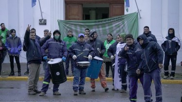 Paro y protestas de municipales en Allen por salarios