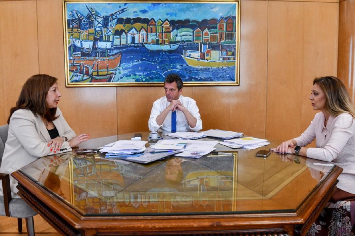 La gobernadora Carreras junto a Massa y la secretaria de Energía de la Nación Royón. Foto Archivo