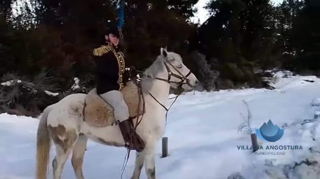 El General San Martín, recorrió las escuelas de Villa La Angostura. Foto: Captura video