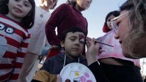 La feria de emprendedores continúa hoy con el festejo a las infancias en Neuquén