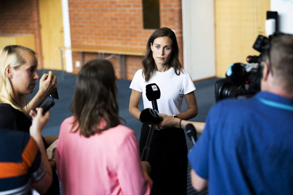 Sanna Marín brindó una conferencia de prensa días atrás, tras la polémica en Finlandia.  