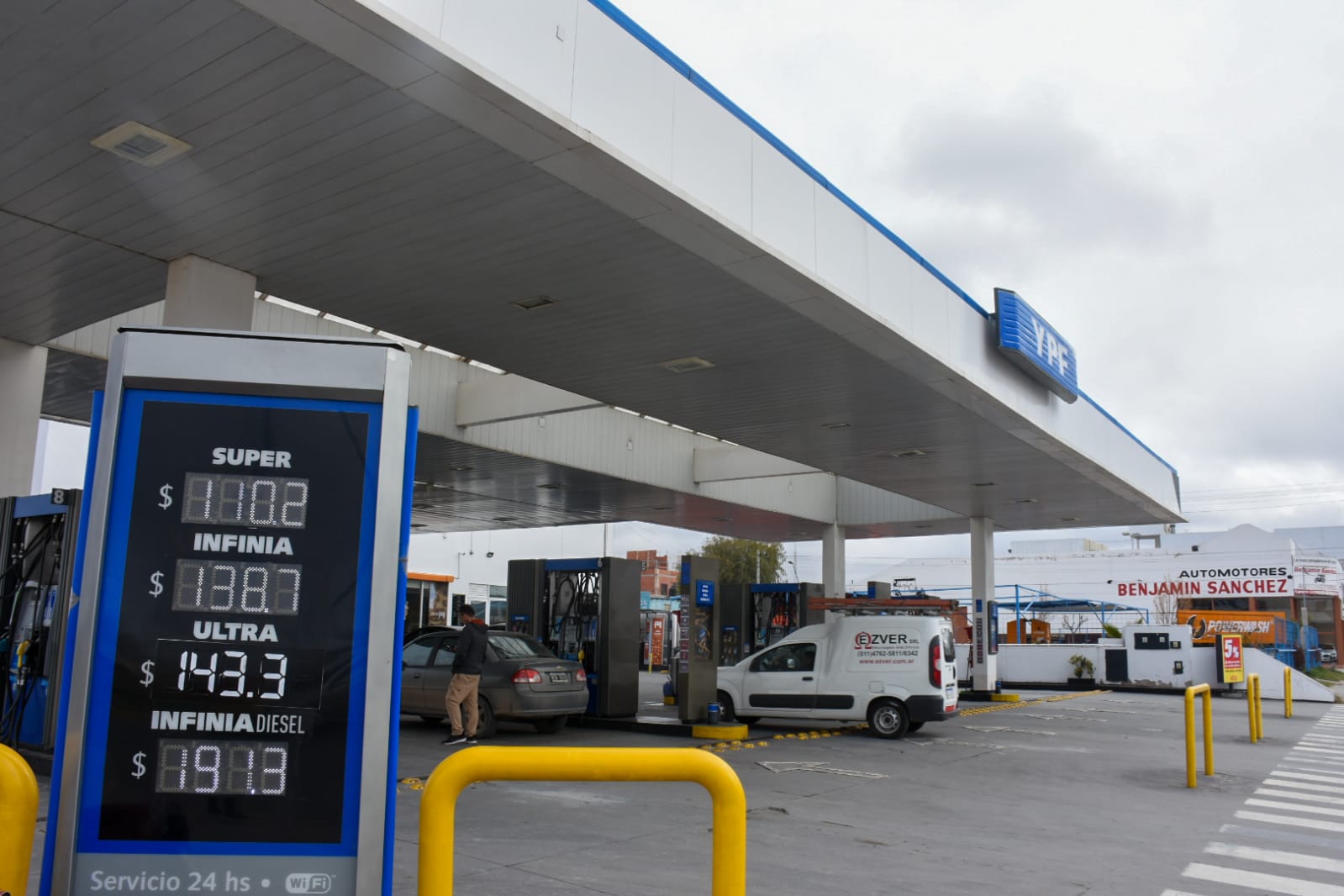 Así quedaron los precios de los combustibles en Roca, luego del aumento de YPF. Fotos Juan Thomes.