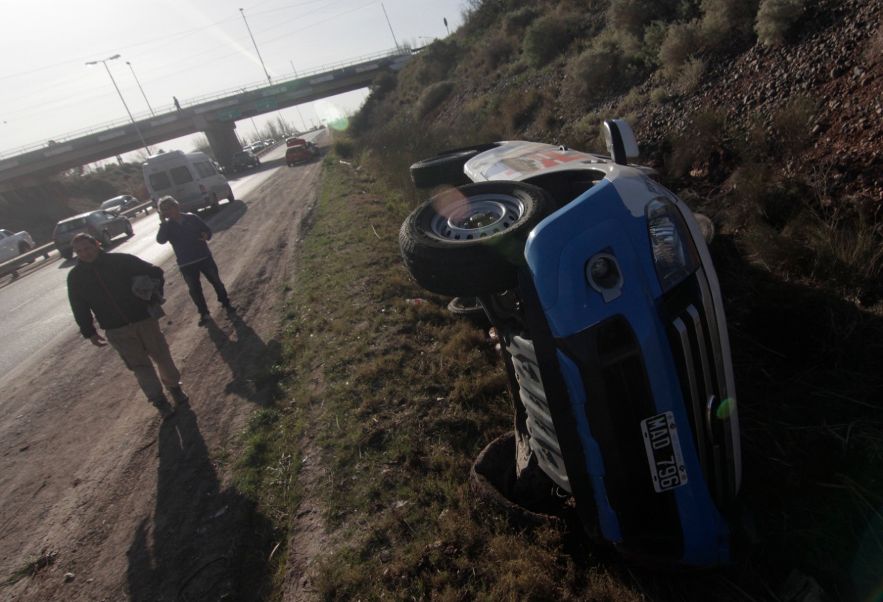 Volcó una camioneta y se complicó el tránsito de la Ruta 7 en Neuquén ...