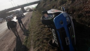 Volcó una camioneta y se complicó el tránsito de la Ruta 7 en Neuquén