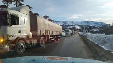 Cruzaron por Pino Hachado 135 camiones varados en Las Lajas. 