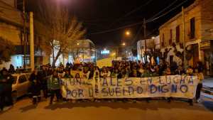 Multitudinaria marcha en Allen en reclamo por los salarios municipales