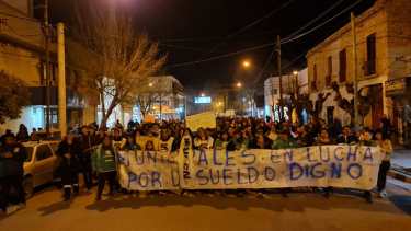Los trabajadores y su familias marchan por las calles de la ciudad. Foto gentileza