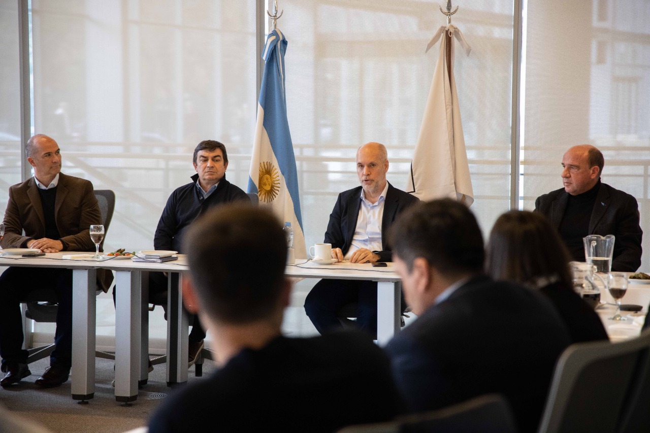 El legislador Martín (izq.) en la mesa principal del encuentro del lunes, con el jefe de Gobierno de la Ciudad de Buenos Aires.