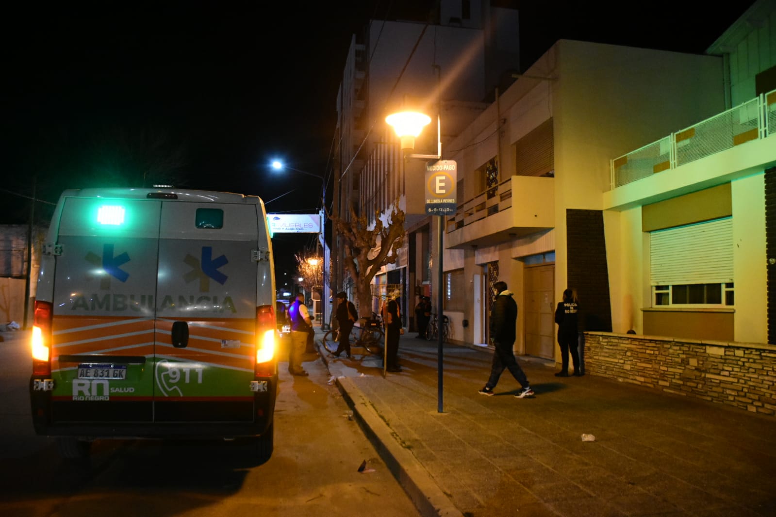 Una ambulancia del servicio de emergencias de Roca asistió a la persona herida. (Foto: Andrés Maripe)