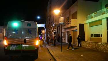 Una ambulancia del servicio de emergencias de Roca asistió a la persona herida. (Foto: Andrés Maripe)