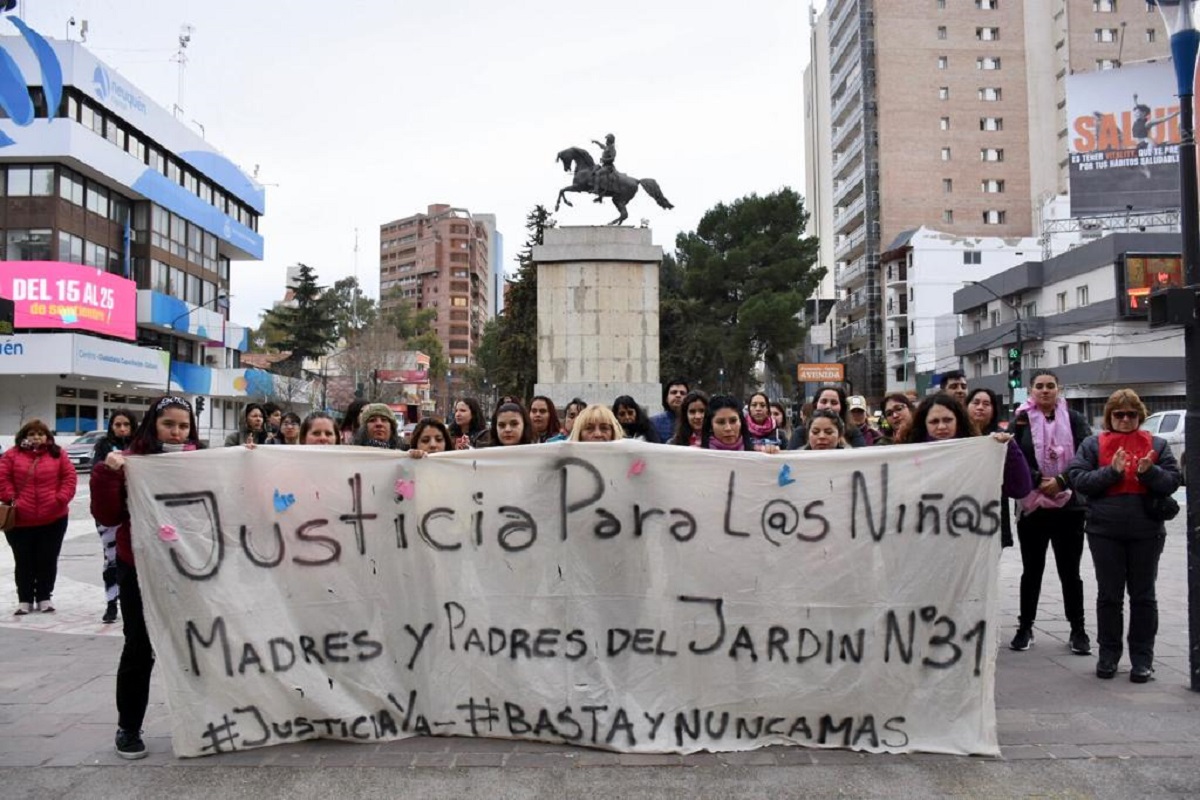 Familias del jardín 31 se reunieron en el monumento para pedir que se agilice el proceso judicial por los abusos. Foto: Matías Subat. 