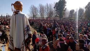 Aunque menor de lo esperado, una  multitud se congregó alrededor de la figura de Ceferino en el santuario en Chimpay. Foto Jorge Tanos.