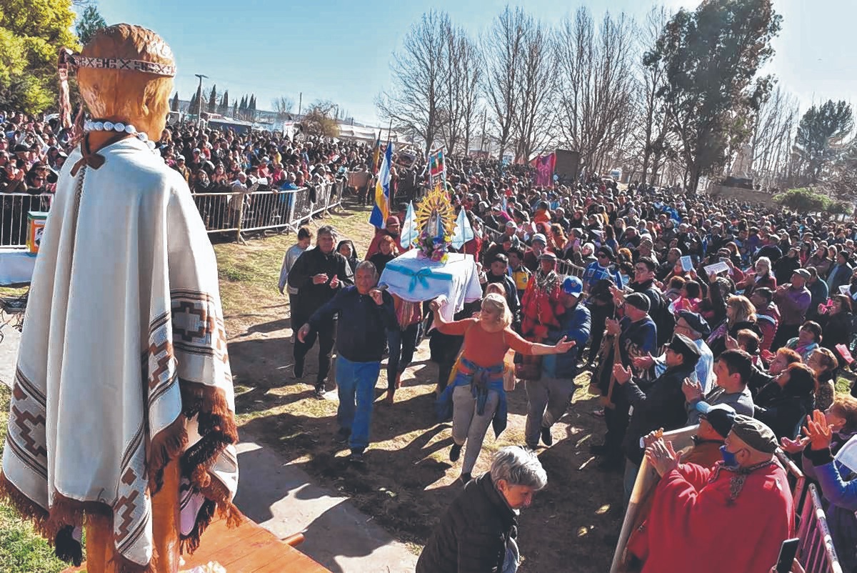 Miles de fieles llegaron desde distintos puntos a Chimpay, para venerar al “lirio de la Patagonia.” Fotos Jorges Tanos